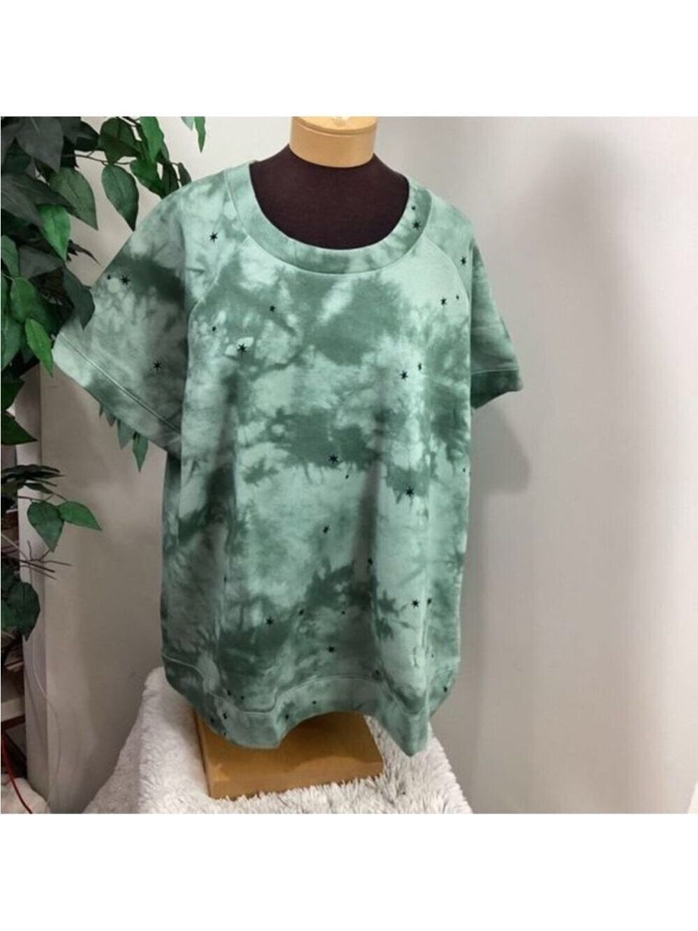 Sonoma Short Sleeve Sweatshirt Woman’s size 0X green tie dye with stars